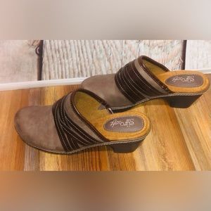 EURO Soft BINDA Women’s Clog NEW Chunky Heel Easy Slip-On Size 7 1/2M.